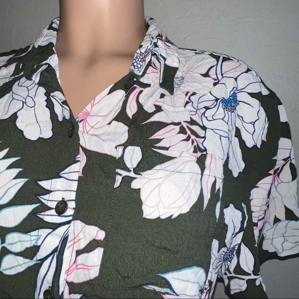 Sanctuary NWOT Ladies XS 100% Rayon Floral Button Up Blouse Top Short Sleeve